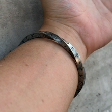 Cargar imagen en el visor de la galería, BRAZALETE RUNAS ACERO