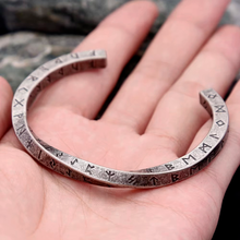 Cargar imagen en el visor de la galería, BRAZALETE RUNAS ACERO