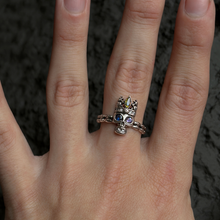 Cargar imagen en el visor de la galería, ANILLO CRANEO GEMAS