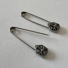 Cargar imagen en el visor de la galería, GOTH SAFETY PIN