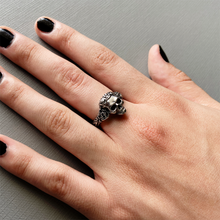 Cargar imagen en el visor de la galería, ANILLO CRANEO ROSAS