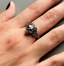 Cargar imagen en el visor de la galería, ANILLO CRANEO ROSAS