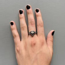 Cargar imagen en el visor de la galería, ANILLO CRANEO ROSAS