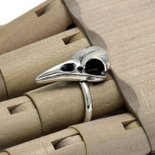 Cargar imagen en el visor de la galería, ANILLO CRANEO CUERVO