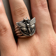 Cargar imagen en el visor de la galería, ANILLO MARIPOSA NOCTURNA