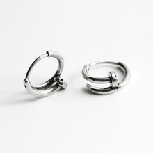 Cargar imagen en el visor de la galería, ARETE CLAVO CRUZ