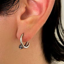 Cargar imagen en el visor de la galería, ARETE CLAVO CRUZ