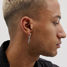 Cargar imagen en el visor de la galería, ARETE PLUMA opción con o sin perforación