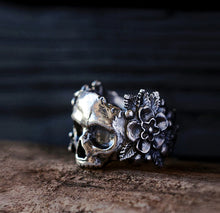 Cargar imagen en el visor de la galería, ANILLO CALAVERA FLORES