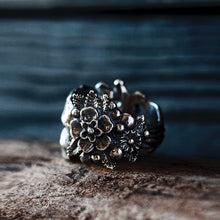 Cargar imagen en el visor de la galería, ANILLO CALAVERA FLORES