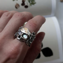 Cargar imagen en el visor de la galería, ANILLO CALAVERA FLORES