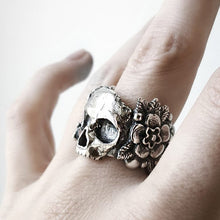 Cargar imagen en el visor de la galería, ANILLO CALAVERA FLORES