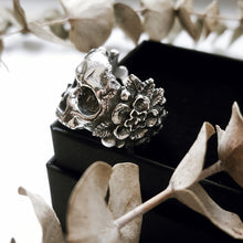 Cargar imagen en el visor de la galería, ANILLO CALAVERA FLORES