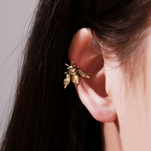 Cargar imagen en el visor de la galería, EAR CUFF ABEJA
