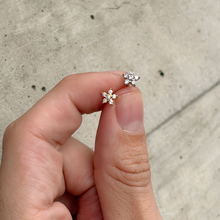 Cargar imagen en el visor de la galería, ARETES BLOOM MINI

