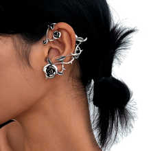 Cargar imagen en el visor de la galería, EAR CUFF ROSAS
